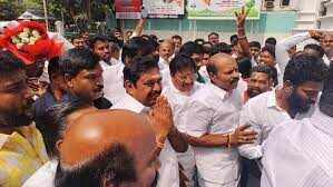 அதிமுக தலைமை அலுவலகத்திற்கு திடீர் விசிட் அடித்த இபிஎஸ்..