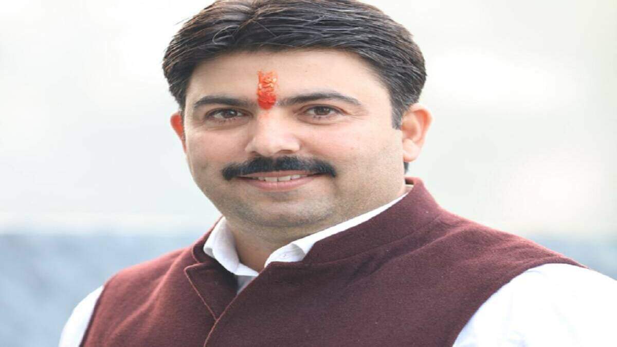 போராட்டக்காரர்களை சரமாரியாக தாக்கும் உ.பி. போலீசார்.. கலவரக்காரர்களுக்கு மறு பரிசு.. பா.ஜ.க. எம்.எல்.ஏ.