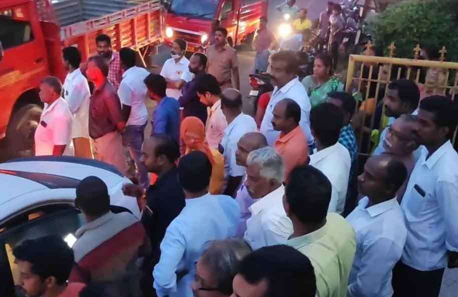 முதல்வர் குறித்த பேச்சு- பாஜக நிர்வாகி வீட்டை சுற்றிவளைத்த போலீஸ்