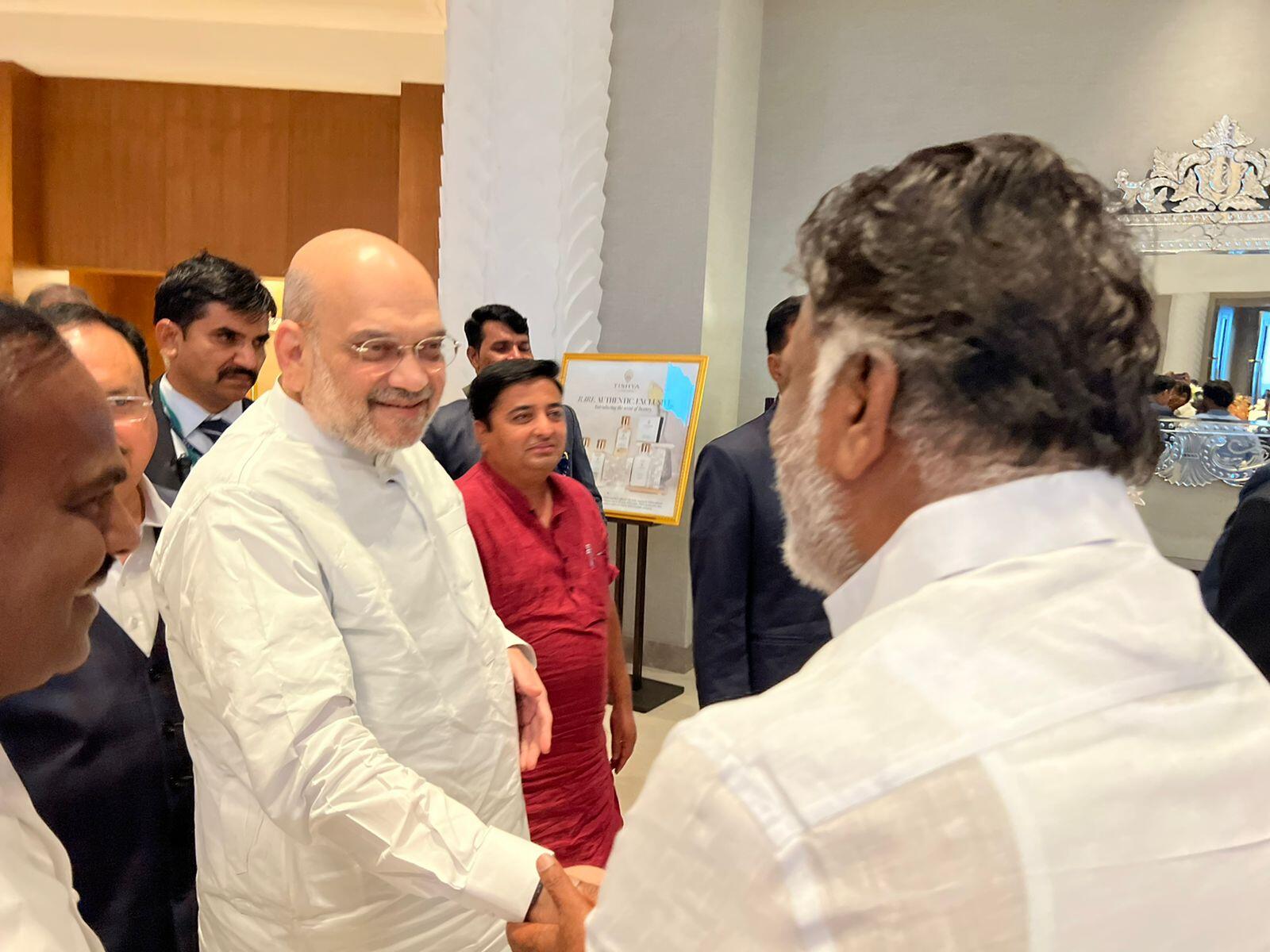 பாஜகவுடன் நெருக்கமான ஓபிஎஸ்; பிரதமர் மோடி, அமித்ஷாவுடன் சந்திப்பு