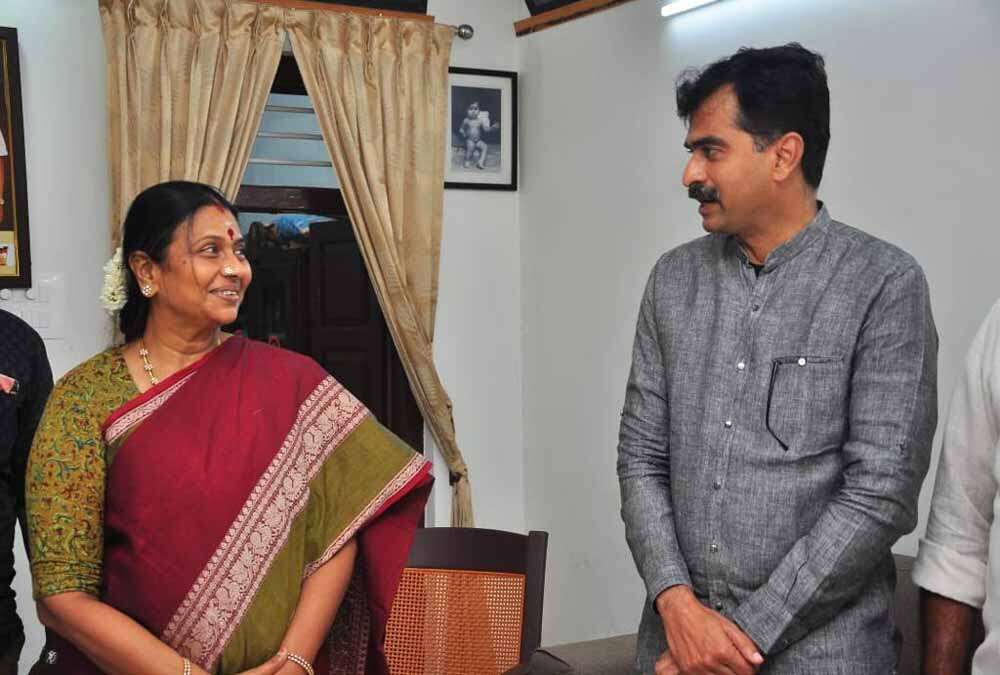 துர்கா -துரை சந்திப்பால் உ.பிக்கள் வருத்தம்