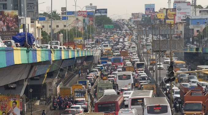 பல்லாவரத்தில் ஸ்தம்பித்த போக்குவரத்து.. கல்லூரி பேருந்தால் வாகன ஓட்டிகள் தவிப்பு..!!