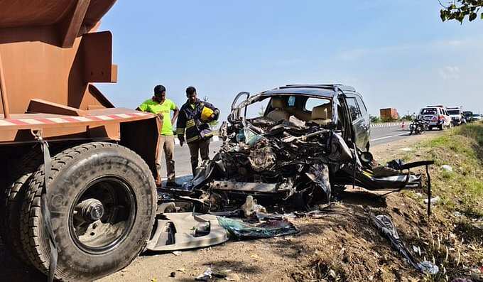 எட்டயபுரம் அருகே நின்று கொண்டிருந்த லாரி மீது கார் மோதி விபத்து- 4 பேர் பலி