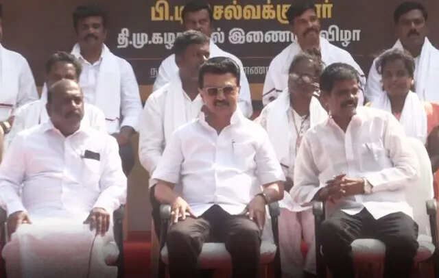 விஜய் அதிர்ச்சி..! திமுகவில் இணைந்த விஜய்யின் முன்னாள் மேலாளர் பி.டி.செல்வக்குமார்..!