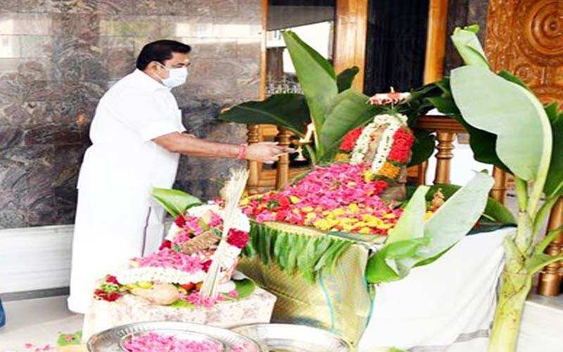 அதிமுகவிலிருந்து ஓபிஎஸ் நீக்கம்? பூஜையுடன் தொடக்கம்!