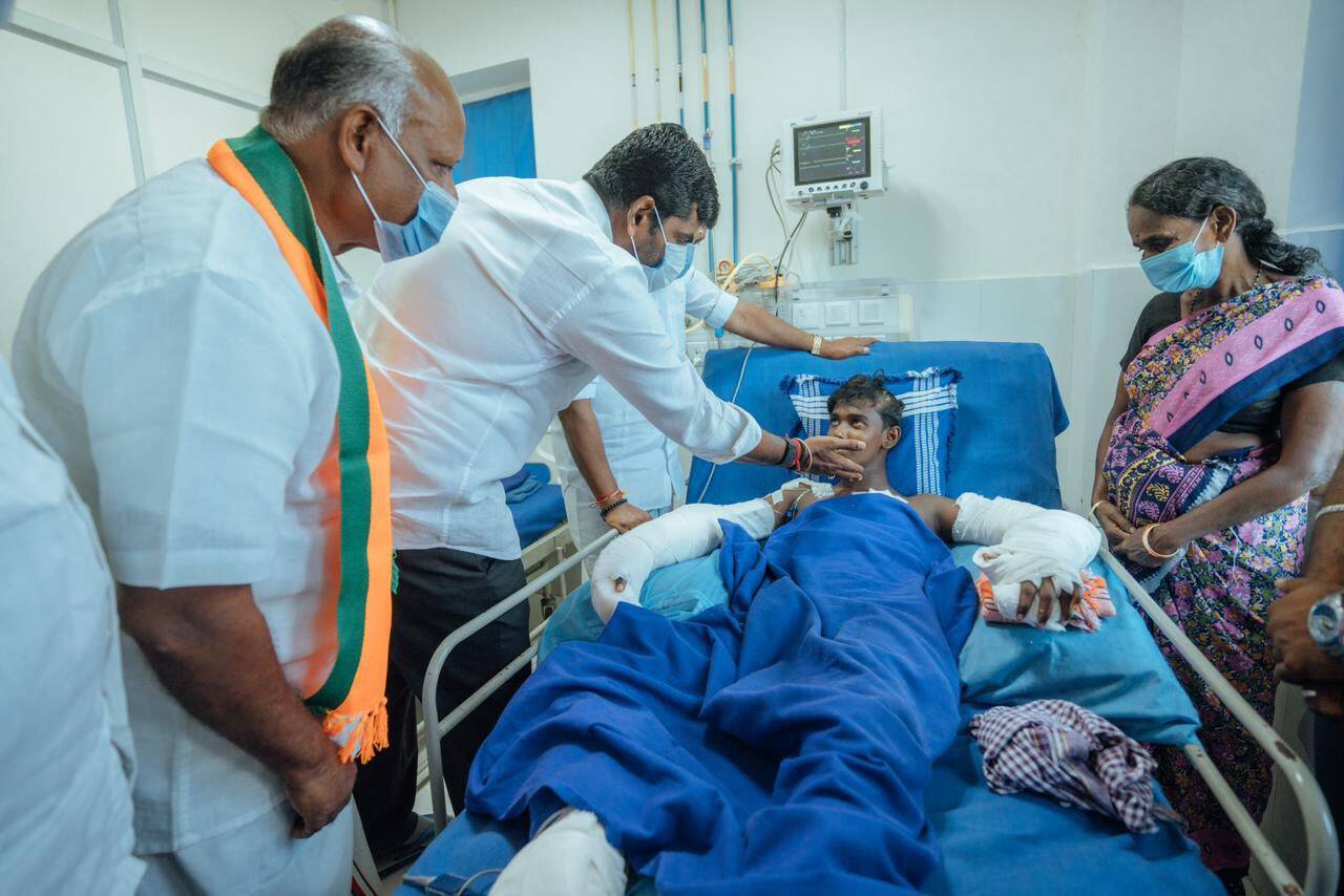 நாங்குநேரி மாணவனை நேரில் சந்தித்து ஆறுதல் தெரிவித்த அண்ணாமலை!