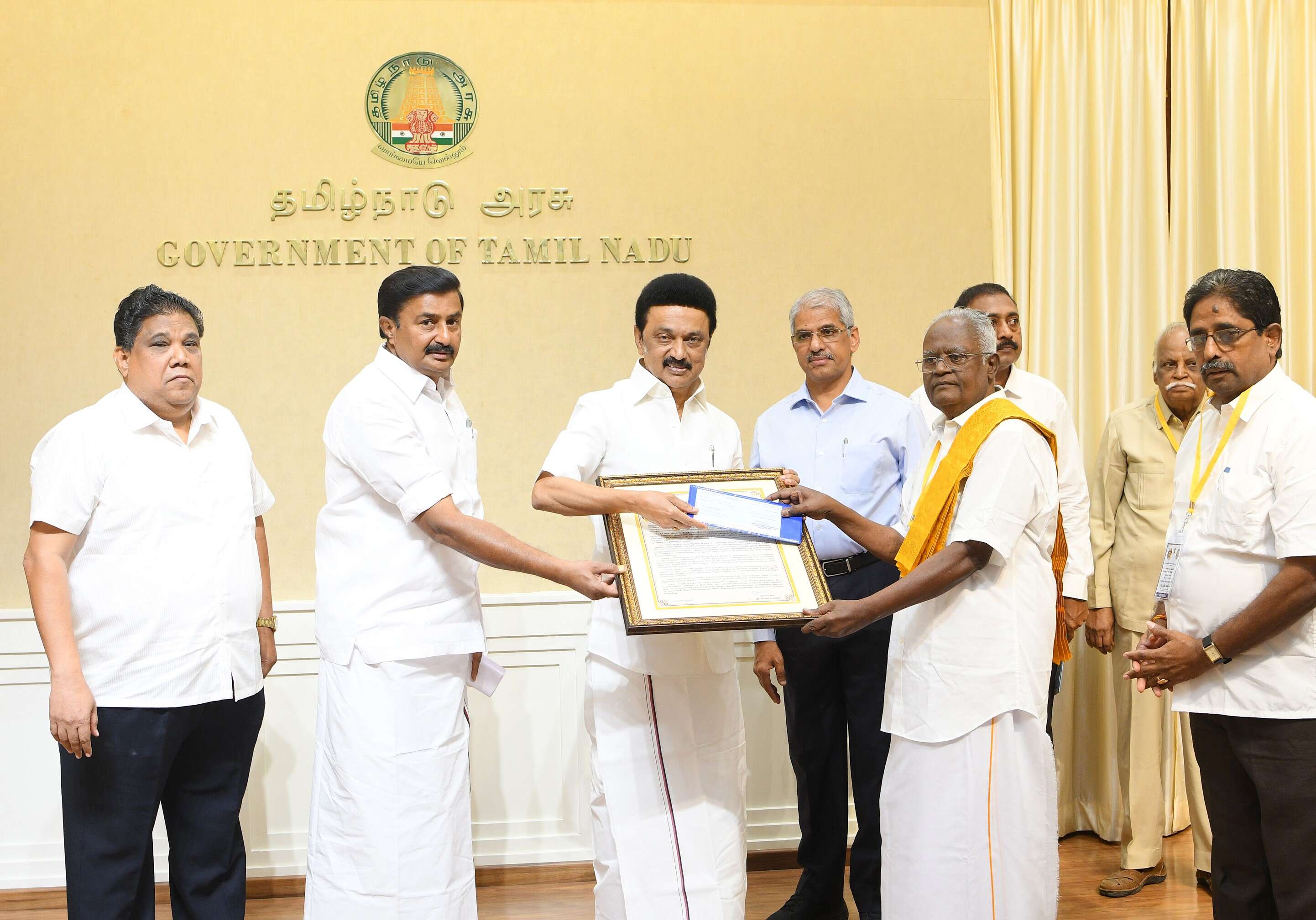 கலைஞர் மு. கருணாநிதி செம்மொழித் தமிழ் விருதினை பெற்றார் முனைவர் க.இராமசாமி