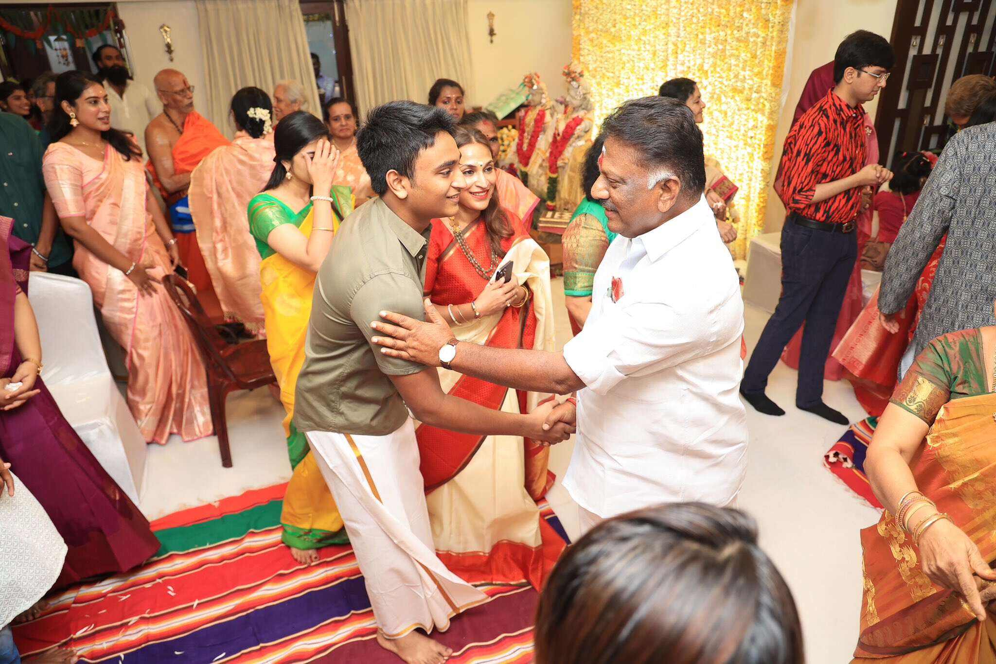 நடிகர் ரஜினிகாந்த் வீட்டில் நடந்த நவராத்திரி விழாவில் பங்கேற்ற ஓபிஎஸ்