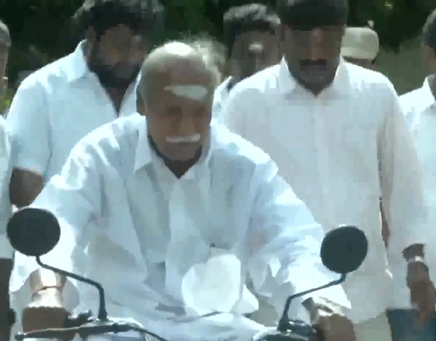 வாக்களிக்க பைக்கில் வந்த புதுச்சேரி முதல்வர் ரங்கசாமி..!