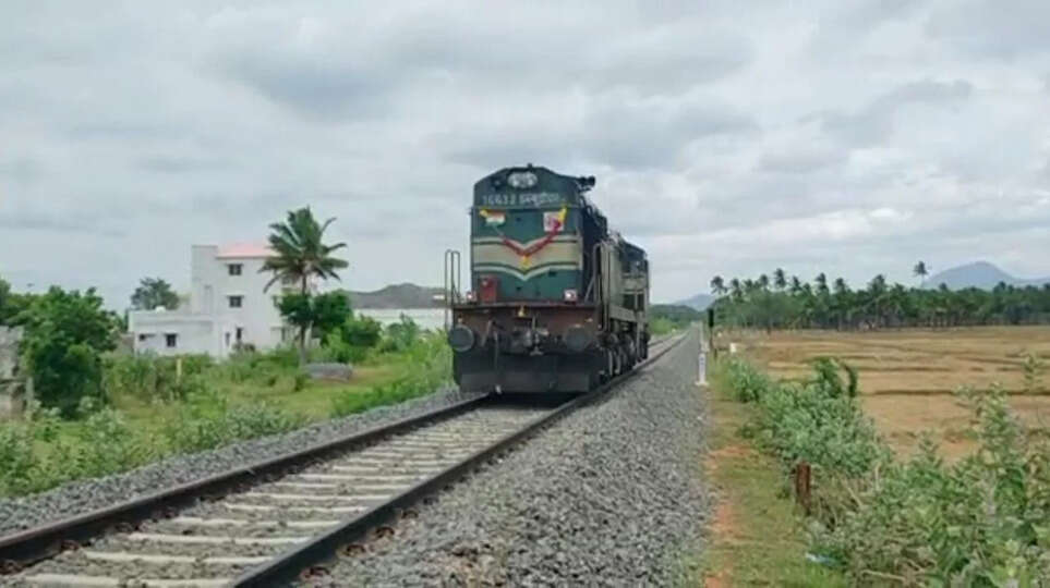 இரட்டை ரயில் பாதை பணி: மதுரைக்கு செல்லாமல்  மாற்று பாதையில் இயக்கப்படும் ரயில்கள்..