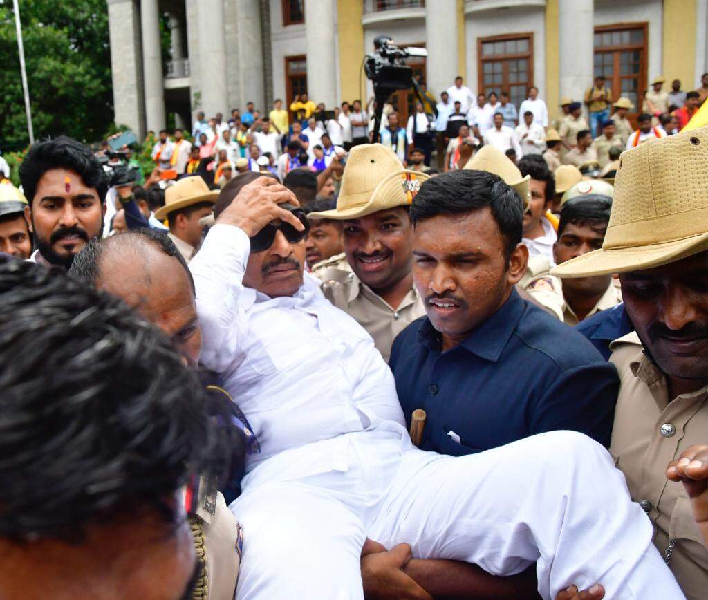 போராட்டத்தில் ஈடுபட்ட வாட்டாள் நாகராஜ் கைது