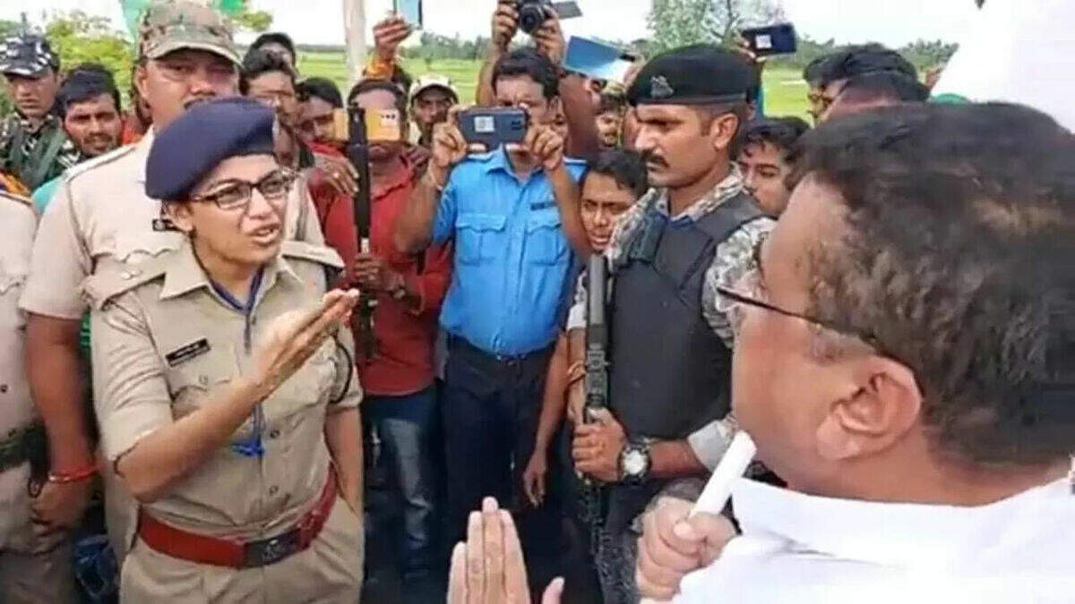 மேற்கு வங்கத்தில் தேசியக் கொடியை ஏந்தி பேரணி வருவது குற்றமா?.. அவமானம்.. மம்தா அரசை சாடிய சுவேந்து ஆதிகாரி