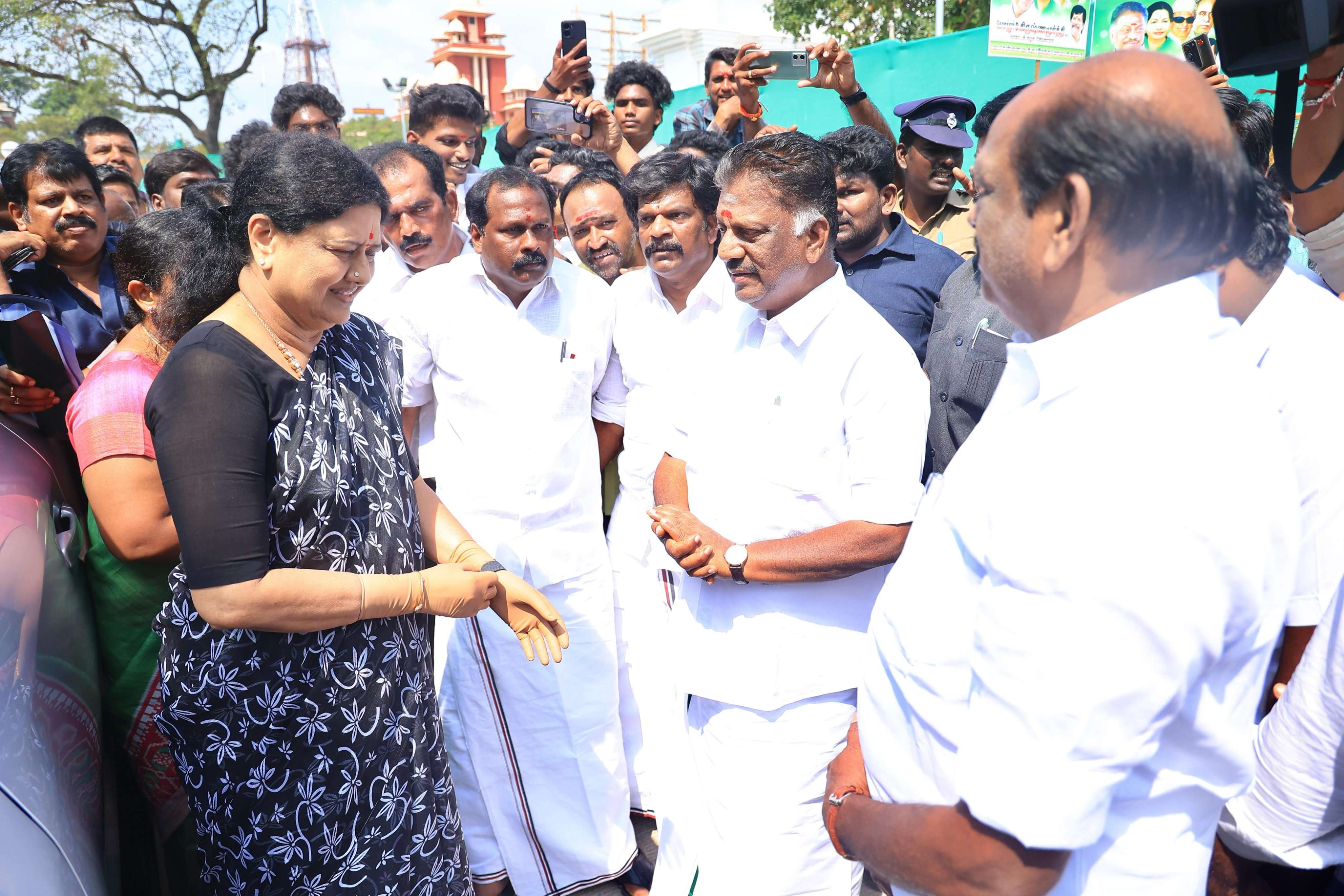 “ஓ.பன்னீர்செல்வம் எங்கள் கட்சிக்காரர்” - சசிகலா