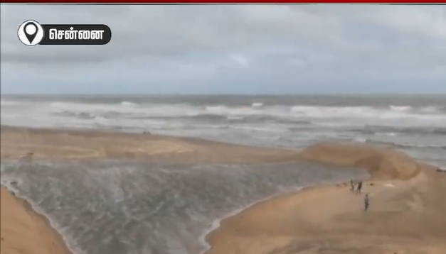மிரட்டும் டிட்வா புயல்- கருப்பாக மாறிய கடல் நீர்