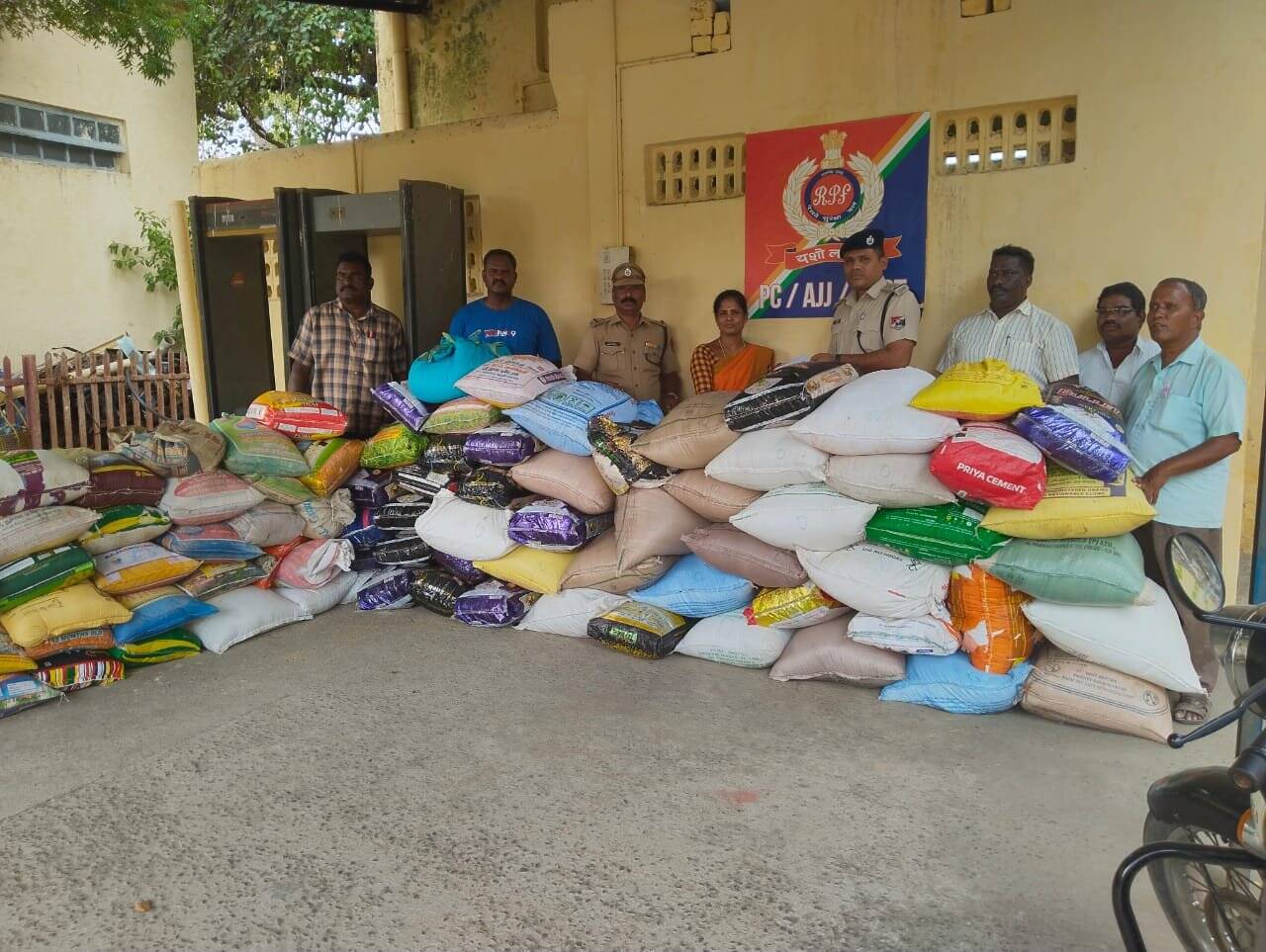 அரக்கோணத்தில் ரயிலில் கடத்தமுயன்ற 2.5 டன் ரேஷன் அரிசி பறிமுதல்!