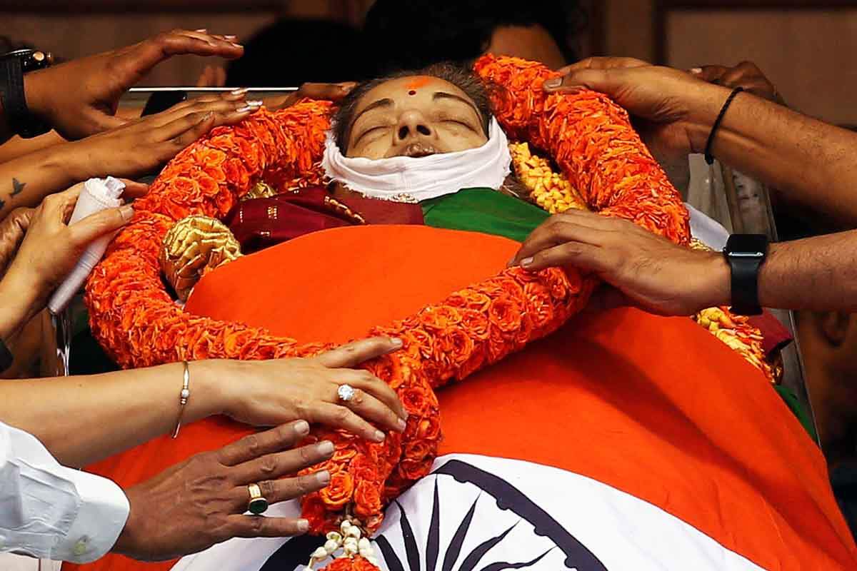 ஜெ. கதையை இரண்டு வரி திருக்குறளில் அடக்கிய ஆறுமுகசாமி - விளக்கத்துடன் பகிர்ந்த கஸ்தூரி