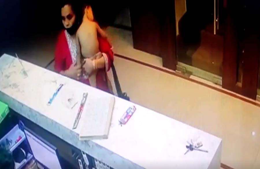 கள்ளக்காதலியின் பெண் குழந்தையை பக்கெட் தண்ணீரில் மூழ்கடித்து கொன்ற கொடூரன்