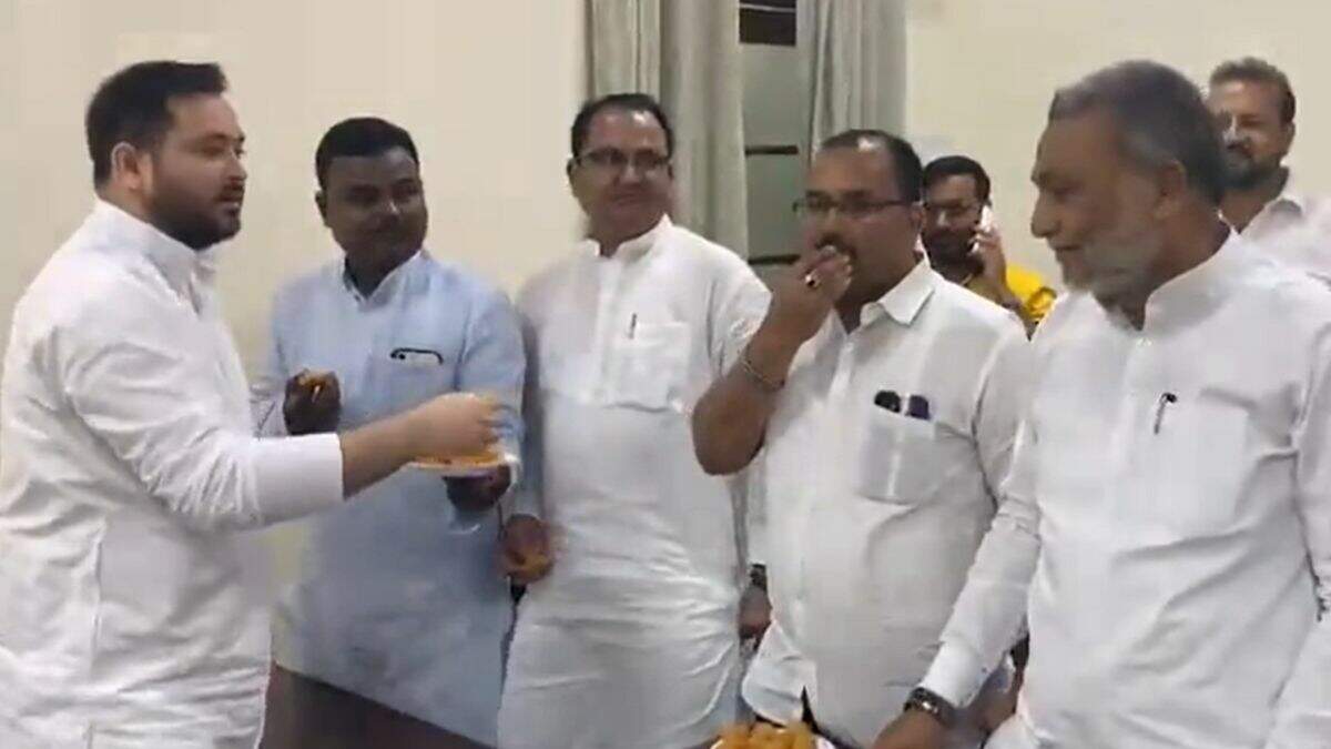 பீகாரில் தேஜஸ்வி யாதவ் கட்சிக்கு தாவிய ஏ.ஐ.எம்.ஐ.எம். கட்சி எம்.எல்.ஏ.க்கள்.. அசாதுதீன் ஓவைசி ஷாக்