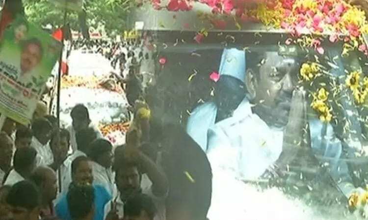 அதிமுக அலுவலகத்திற்கு எடப்பாடி பழனிசாமி வருகை - தொண்டர்கள் உற்சாக வரவேற்பு