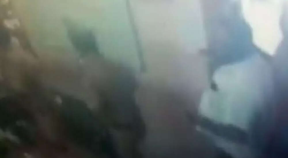 சினிமா காட்சி போல் போலீஸ் ஸ்டேஷனுக்குள் புகுந்து திருச்சி சிவா ஆதரவாளர்களை அடித்த அமைச்சர் நேரு ஆதரவாளர்கள்