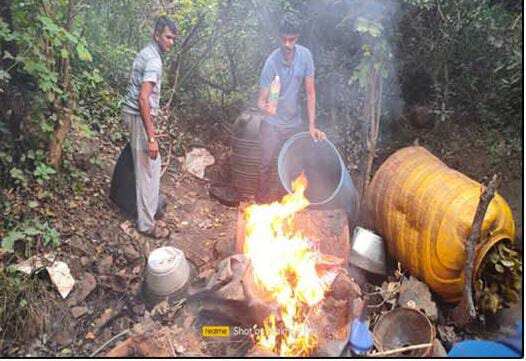 வேலூர் மாவட்ட மலைப்பகுதிகளில் எஸ்பி தலைமையில் மதுவிலக்கு வேட்டை... 14 ஆயிரம் லிட்டர் கள்ளச்சாராய ஊரல்கள் அழிப்பு!