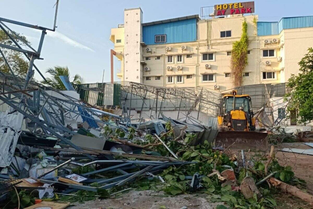 அதிமுக நிர்வாகியின் 'அம்மா அலுவலகம்' நள்ளிரவில் இடிக்கப்பட்டதால் பரபரப்பு!!