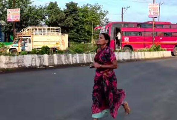 மகளின் கல்விக்காக வெறுங்காலில் ஓடி மாரத்தானில் முதலிடம் பிடித்த தாய்!