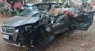 நின்றுகொண்டிருந்த கண்டெய்னர் லாரி மீது மோதிய கார் - 5 பெண்கள் பரிதாபமாக பலி