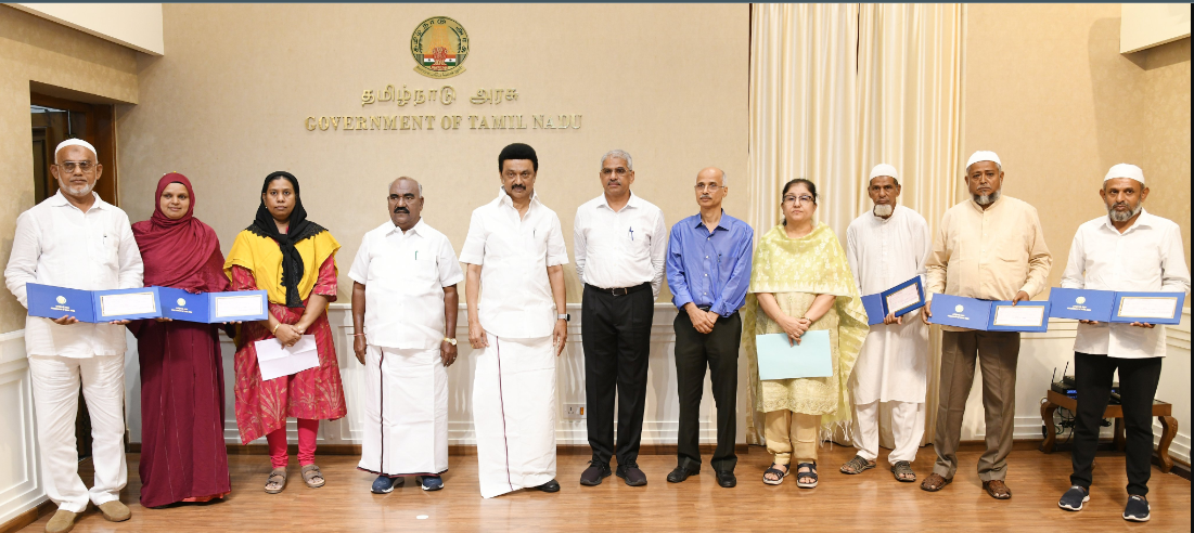 ஹஜ் பயணம் மேற்கொள்பவர்களுக்கு தலா ரூ 25,070 மானியத் தொகைக்கான காசோலைகள்