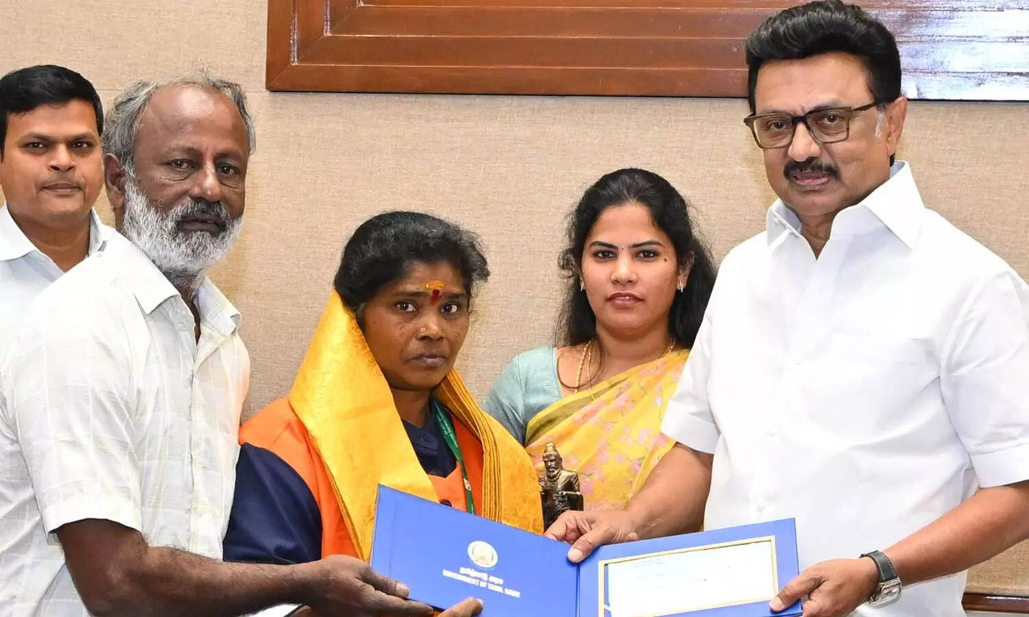 நேர்மைக்கு கிடைத்து பரிசு..! தூய்மை பணியாளர் பத்மாவிற்கு முதலமைச்சர் மு.க.ஸ்டாலின் ரூ.1 லட்சம் பரிசு!
