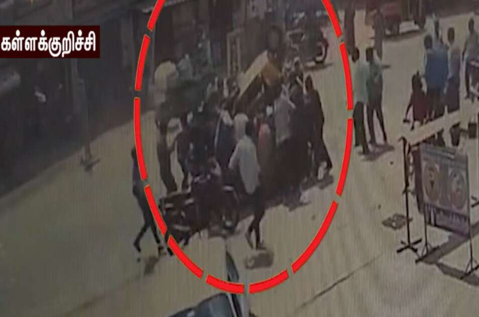 பூஜை போடுவதற்காக சென்ற புதிய ஆட்டோ தலைக்குப்புற கவிழ்ந்து விபத்து