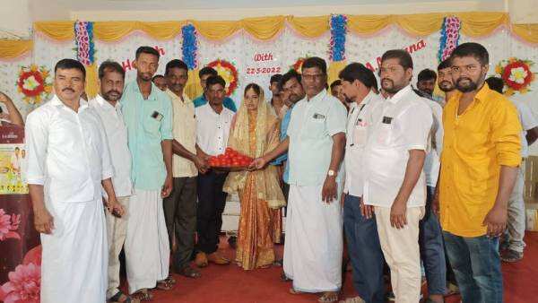 மணமக்களுக்கு தக்காளி பரிசு : கோவையில் விஜய் மக்கள் இயக்கத்தினர் குசும்பு..