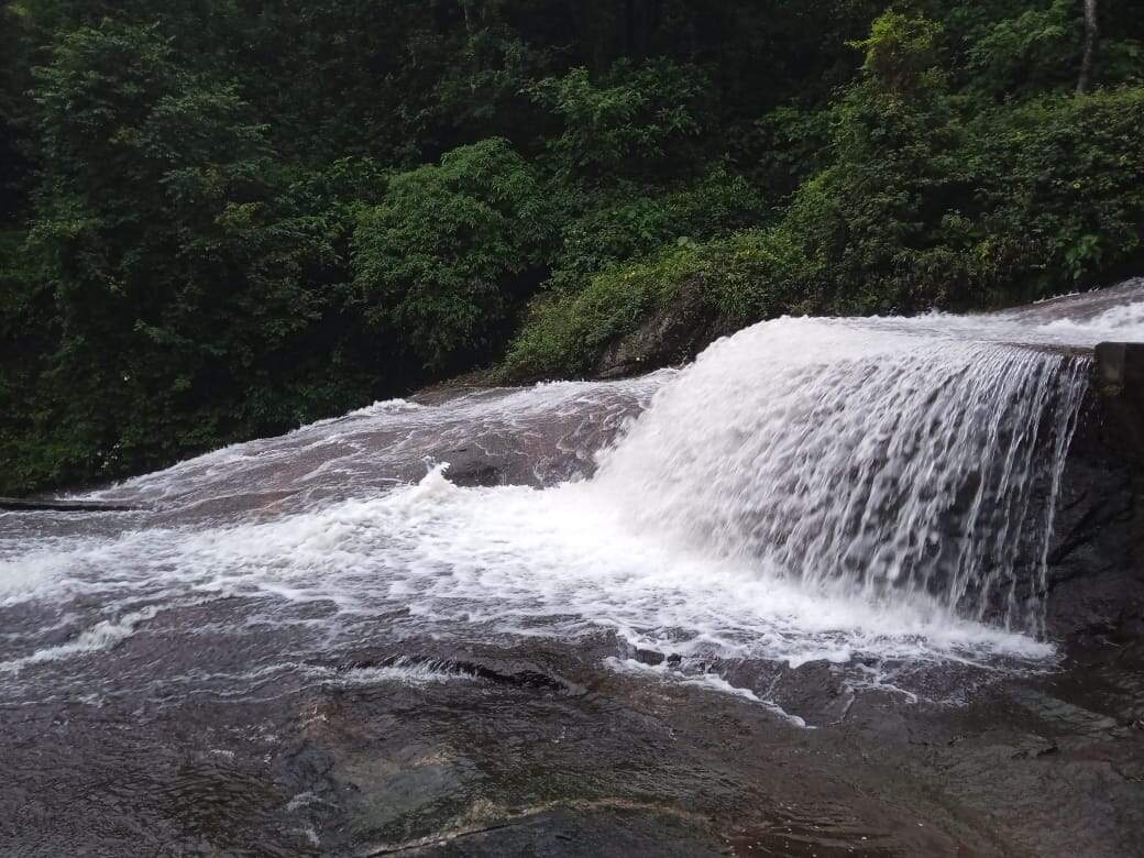 தொடர் மழை எதிரொலி : கோவை குற்றாலம் தற்காலிகமாக மூடல்!