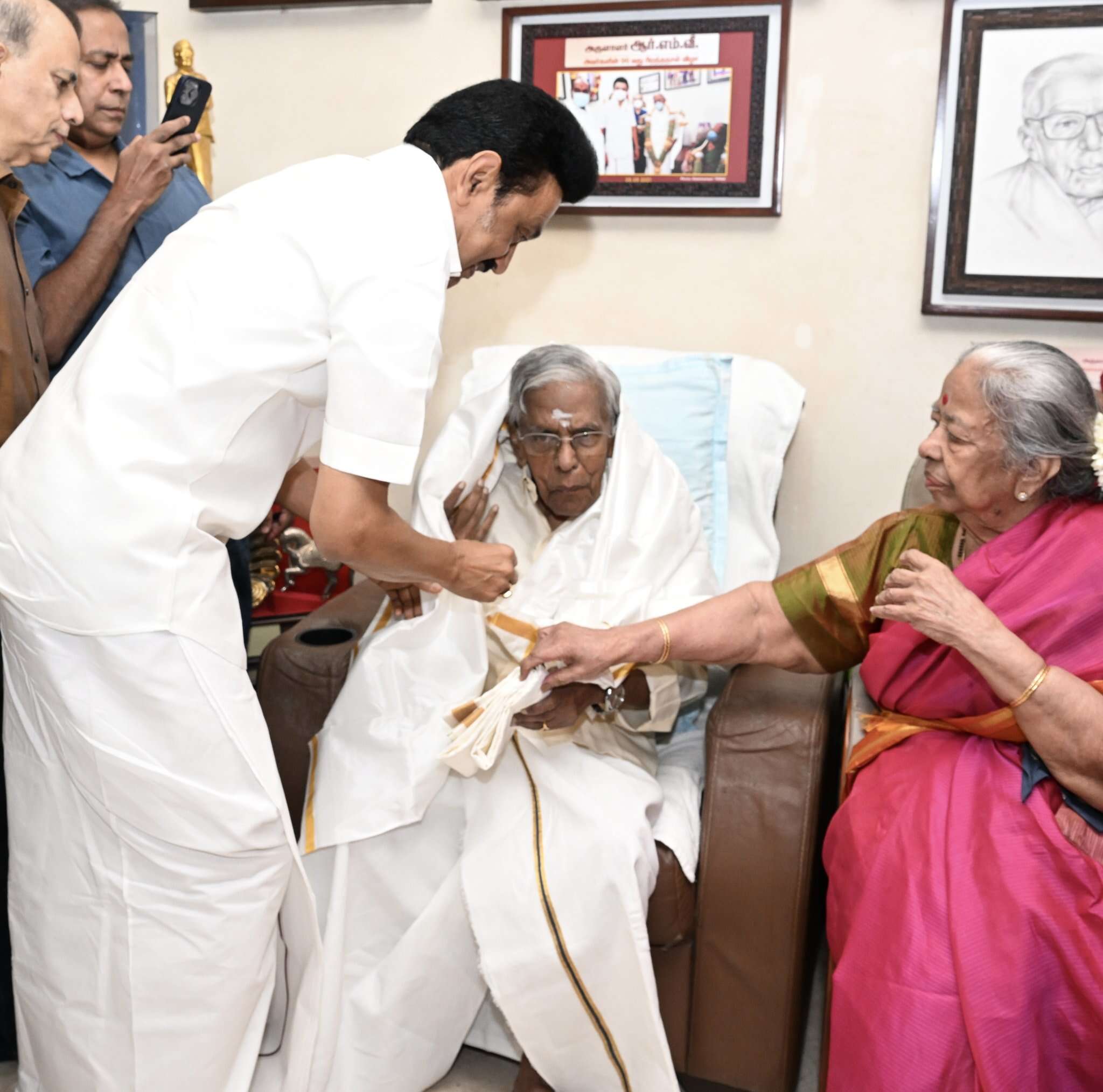 ஆர்.எம்.வீரப்பனின் 98 ஆவது பிறந்தநாள் - முதல்வர் ஸ்டாலின் நேரில் வாழ்த்து