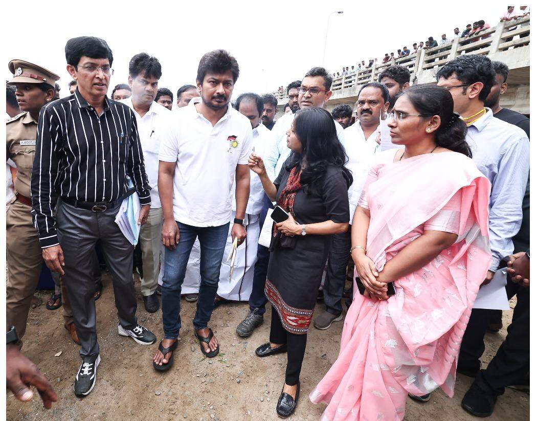 கச்சா எண்ணெய் கழிவுகளை அப்புறப்படுத்தும் பணிகளை ஆய்வு செய்த அமைச்சர் உதயநிதி