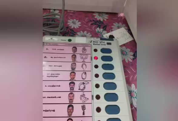 மண்ணாடிப்பட்டில் பரபரப்பு..! பாஜக வேட்பாளர் நமச்சிவாயத்திற்கு வாக்களித்ததை படம் பிடித்த தொண்டர்..!