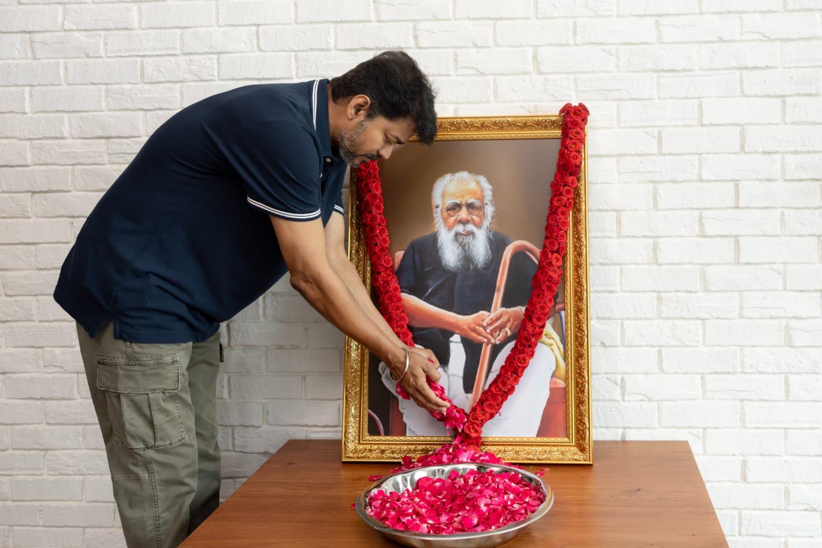 தந்தை பெரியாரின் திருவுருவ படத்திற்கு தவெக தலைவர் விஜய் மரியாதை!