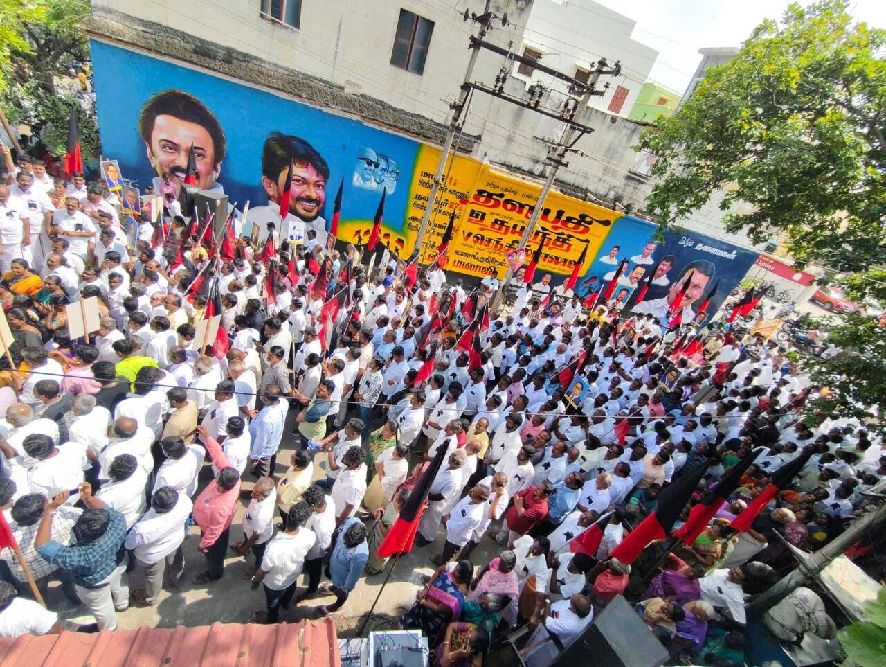 கரூரில் அமித் ஷாவை கண்டித்து திமுக சார்பில் கண்டன ஆர்ப்பாட்டம்!