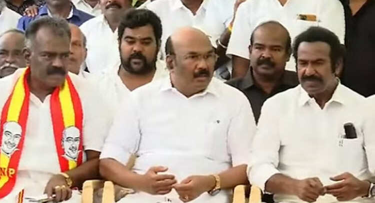 வாய்க்காலைத் தாண்ட வக்கு இல்லாதவர்கள் கடலை பற்றிப் பேசக் கூடாது - ஜெயக்குமார்