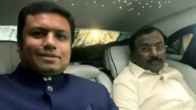 கண்ணீர் மல்க கோரிக்கை..! மகன் குறித்து தகவல் கொடுத்தால் 1 கோடி சன்மானம்..!