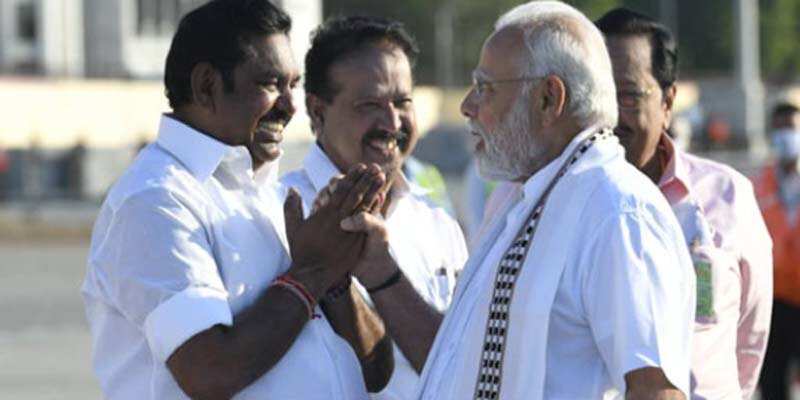 எடப்பாடியின் ஆட்கள் நமக்கு எதிராக இருக்கிறார்கள் - மோடியிடம் புகார் வாசித்த மூத்த நிர்வாகி