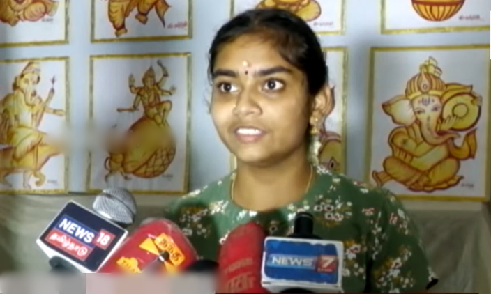 மஞ்சள், குங்குமத்தில் 108 விநாயகர் ஓவியங்கள் - பள்ளி மாணவி அசத்தல் முயற்சி..