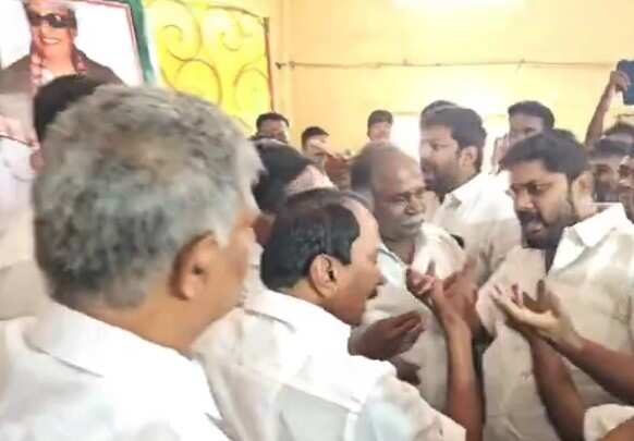 செங்கோட்டையன் தலைமையில் நடந்த அதிமுக கூட்டத்தில் நிர்வாகிக்கு அடி உதை