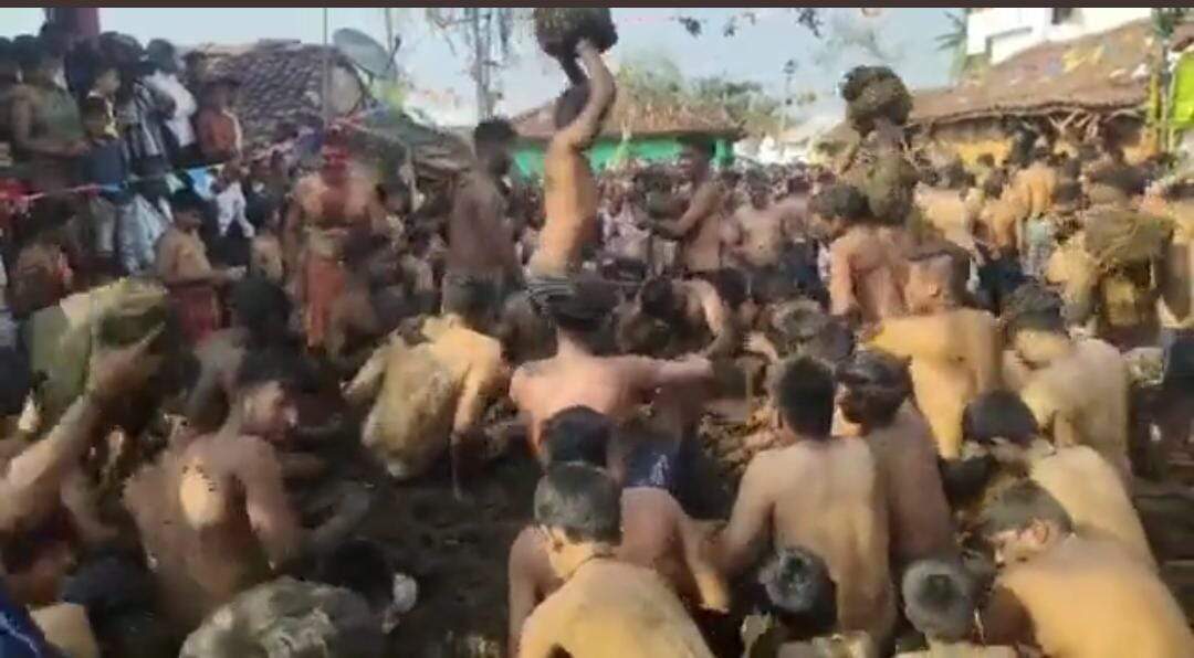 தாளவாடி பீரேஸ்வரர் கோவிலில் பாரம்பரிய சாணியடி திருவிழா... சாணி உருண்டைகளை வீசி விளையாடிய இரு மாநில பக்தர்கள்!