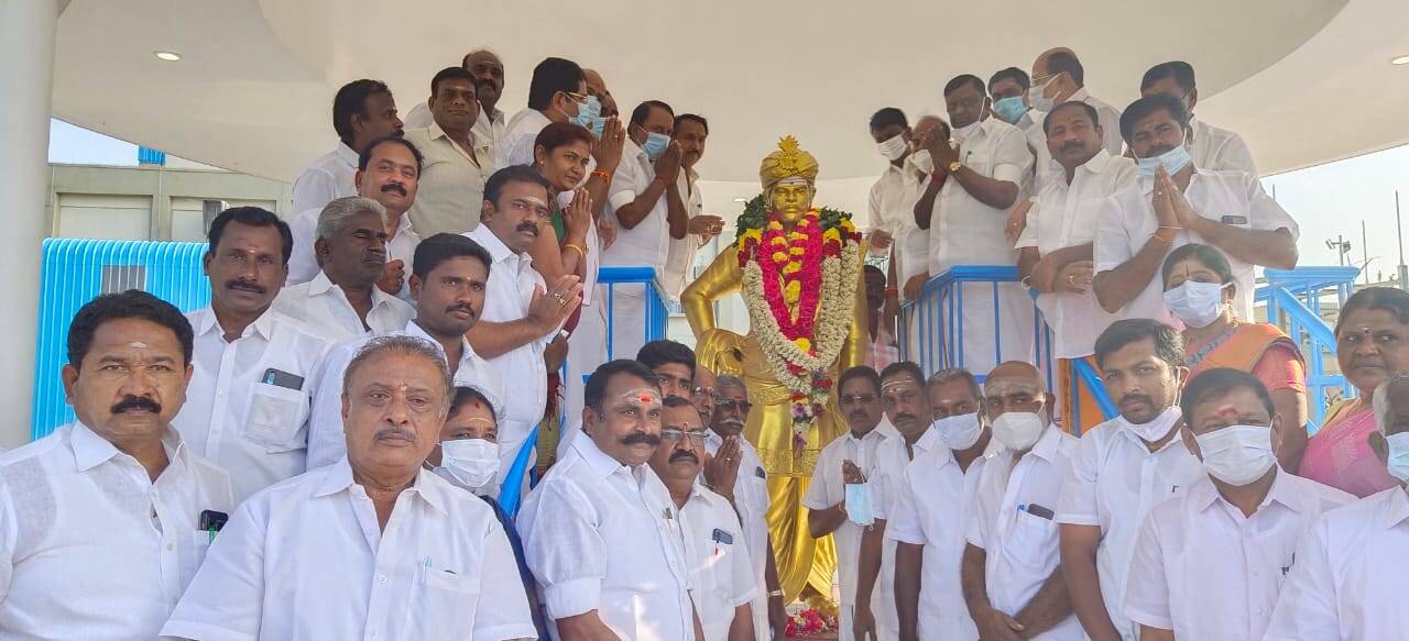 காலிங்கராயன் தினம் - பவானி மணிமண்டபத்தில் உள்ள அவரது சிலைக்கு அதிமுக முன்னாள் அமைச்சர்கள் மரியாதை