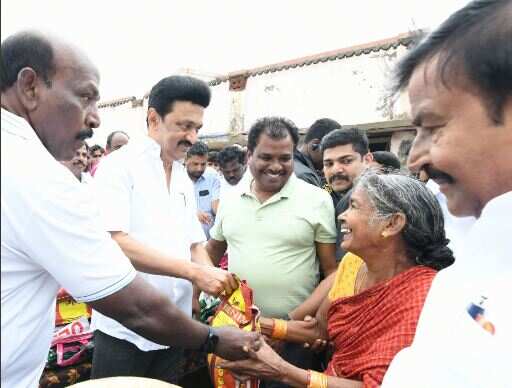 புயலால் பாதிக்கப்பட்ட மக்களுக்கு நிவாரண பொருட்கள் - முதலமைச்சர் மு.க.ஸ்டாலின் வழங்கினார்