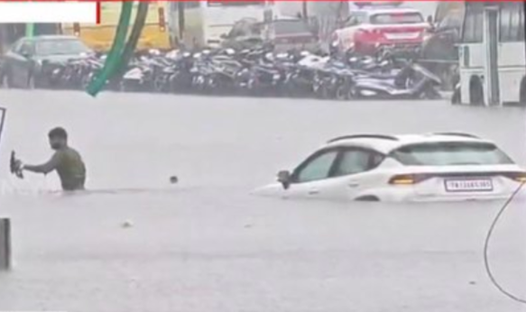 சாலையில் தேங்கிய மழைநீரில் மூழ்கிய கார்- உயிர் பிழைத்தால் போதும் என ஓடிய ஓட்டுநர்