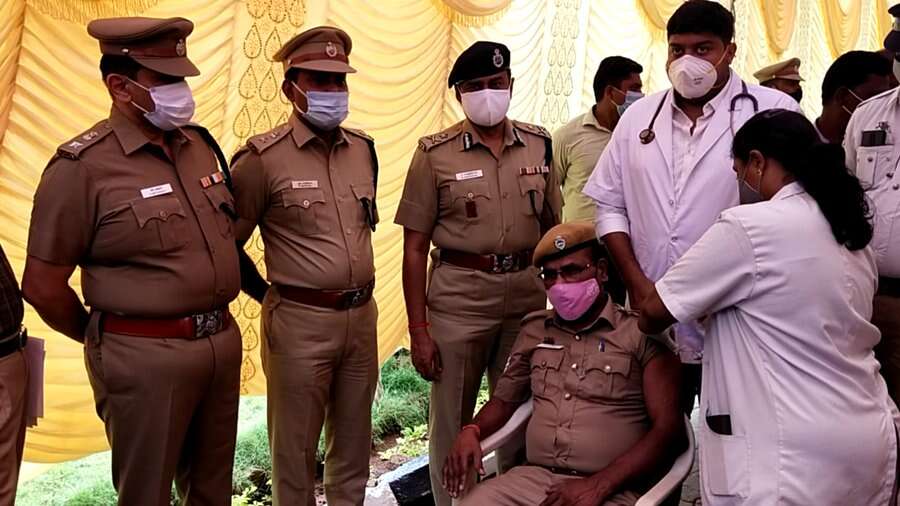 திருச்சியில் காவலர்களுக்கு பூஸ்டர் தடுப்பூசி போடும் பணி துவக்கம்