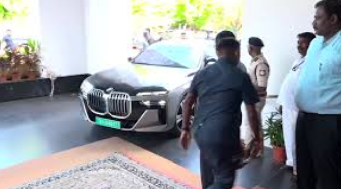#BREAKING : ஆதவ் அர்ஜூனா கார் தடுத்து நிறுத்தம்! விஜய்க்கு மட்டும் அனுமதி - ஆளுநர் மாளிகையில் நடப்பது என்ன?