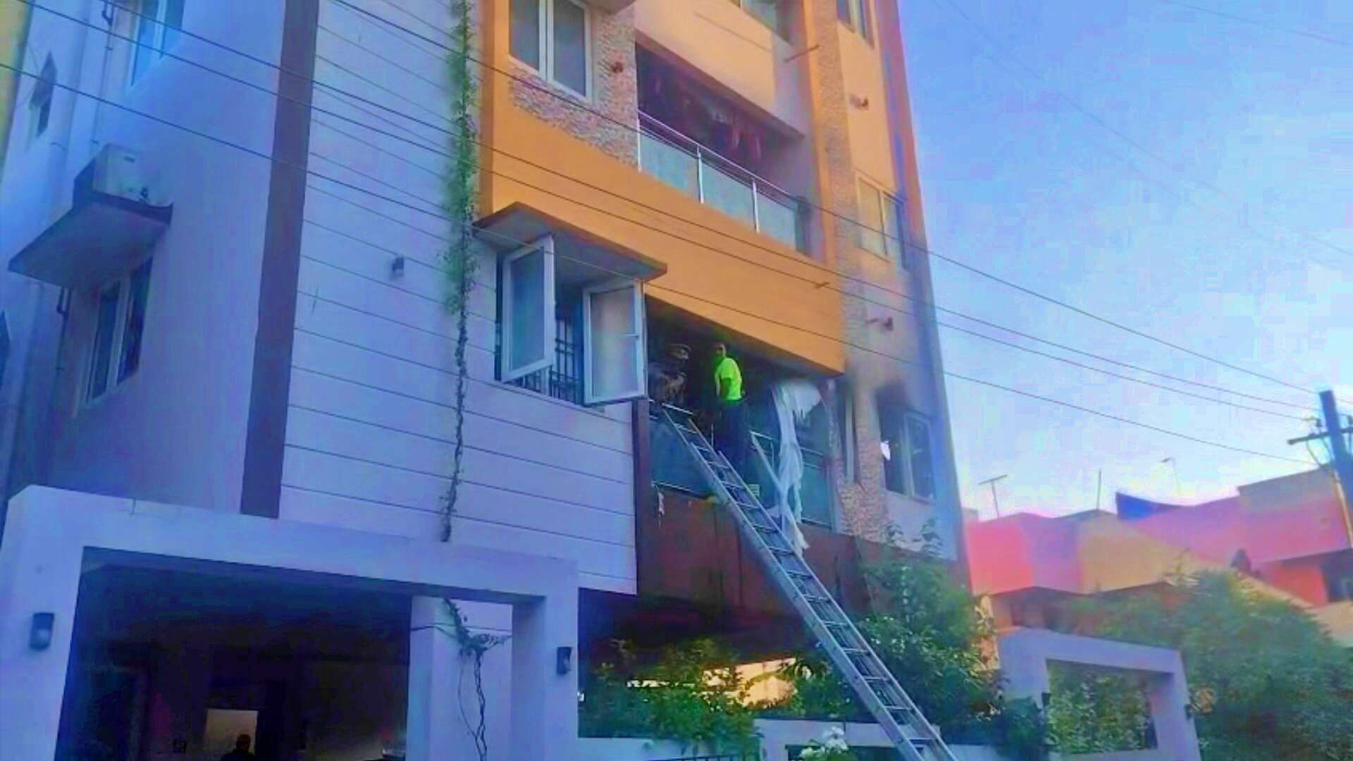 கணவன் குழந்தைகளை காப்பாற்றி மூச்சுத் திணறி உயிரிழந்த தேமுதிக முன்னாள் எம்எல்ஏவின் சகோதரி!